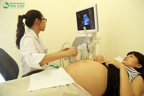 Mẹ bầu được thăm khám tư vấn và theo sát thai kỳ, phát hiện và xử trí bất thường nếu có.