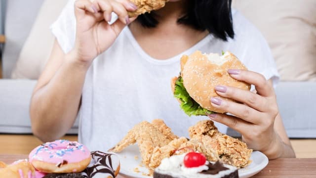 Hãy bỏ những thói quen ăn uống sau nếu bạn không muốn rước bệnh ung thư vào người