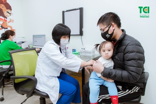 trẻ chảy máu cam phải làm sao