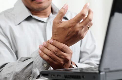 Yếu 1 cánh tay có thể là dấu hiệu cảnh báo đột quỵ