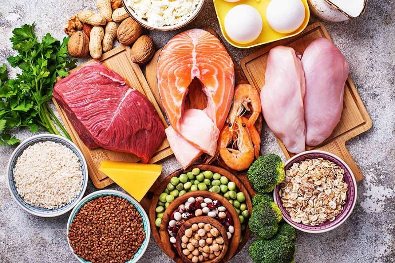 Để vết mổ mau lành, việc bổ sung các loại thực phẩm giàu protein là không thể thiếu. Nên lựa chọn các loại thịt nạc từ thịt gia cầm như thịt gà, thịt vịt… và các loại cá. Bên cạnh các loại protein động vật, người bệnh cũng nên chú ý cân bằng với các loại protein thực vật như đậu phụ, đậu nành, các sản phẩm sữa… Tuy nhiên, sữa cần uống với lượng vừa phải vì dễ gây táo bón.