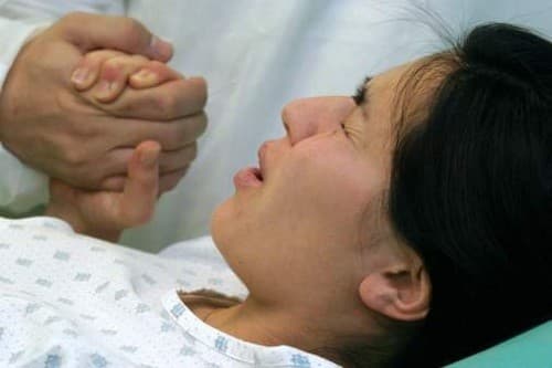 Trường hợp nếu làm trong khi sản phụ không được gây mê, cần động viên, hướng dẫn sản phụ không kêu, thở đều.