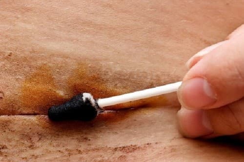 Dùng bông thấm khô quanh vết mổ, thoa dung dịch betadin giúp vết mổ tránh bị nhiễm trùng.