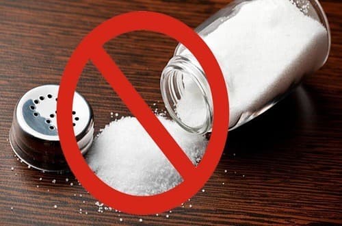 Hạn chế ăn muối nằm trong chế độ dinh dưỡng cho người cao huyết áp