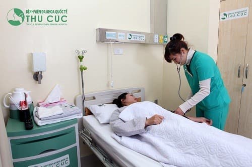 Sản phụ cần phải được kiểm tra toàn thể trạng, theo dõi kỹ lưỡng.