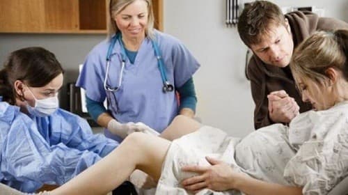 Sau 20 phút bấm ối, nếu các cơn co tử cung tăng dần đều, nhịp tim thai trong giới hạn bình thường thì nên theo dõi cho đẻ đường dưới. 