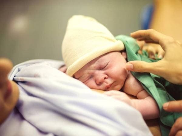 Cơn đau sẽ khiến mẹ khó chịu sau khi hết thuốc tê. Tuy nhiên niềm vui và hạnh phúc bên con yêu sẽ giúp mẹ khắc phục được cơn đau này.