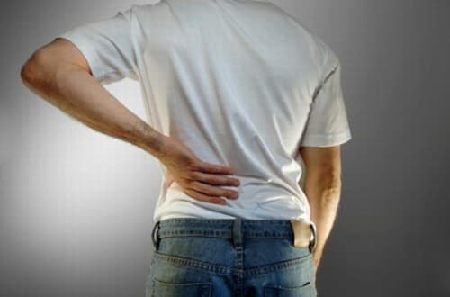 Tiểu ra máu sau tán sỏi niệu quản do đâu?