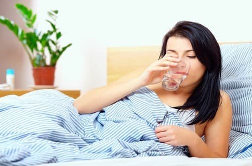 Uống nước đúng cách trước khi ngủ dậy rất tốt cho sức khỏe