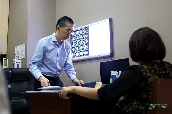 TS. BS Lim Hong Liang trực tiếp lên phác đồ điều trị cho bệnh nhân ung thư vòm họng