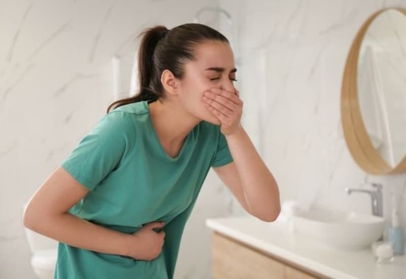 Hãy cận trọng với ung thư dạ dày khi bạn có nhiều biểu hiện nghi ngờ khác như buồn nôn, nôn ói liên tục…