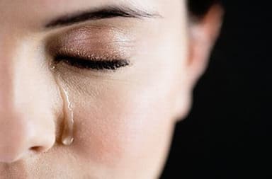 Chảy nước mắt cảnh báo bệnh về mắt