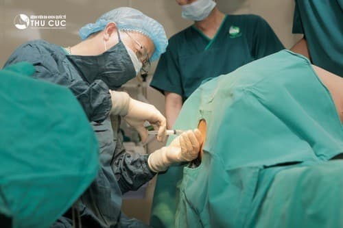 Trước khi đẻ mổ, sản phụ được làm sạch vùng bụng nơi thực hiện các vết mổ để phòng viêm nhiễm