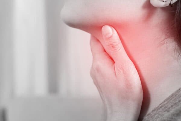 Đau họng, nuốt vướng... kéo dài là dấu hiệu viêm họng mạn tính