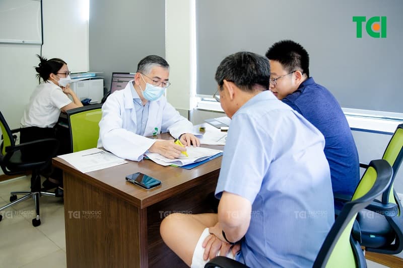 Bệnh viện Thu Cúc có đội ngũ bác sĩ giỏi trực tiếp thăm khám cho người bệnh