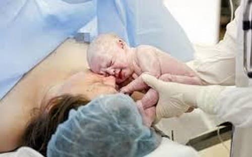 Ra huyết tươi sau khi sổ thai là triệu chứng cảnh báo.