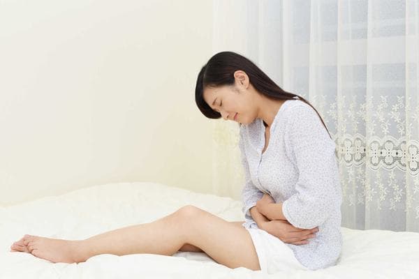 Chị em bị viêm buồng trứng còn có thể là do mắc bệnh ở nhiều vị trí khác lây nhiễm tới buồng trứng hoặc do vệ sinh vùng kín không sạch sẽ