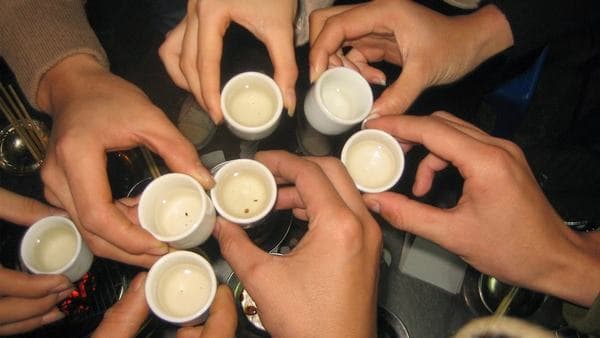 Ngoài ra, việc uống nhiều rượu bia cũng là yếu tố khiến viêm loét dạ dày hình thành và phát triển