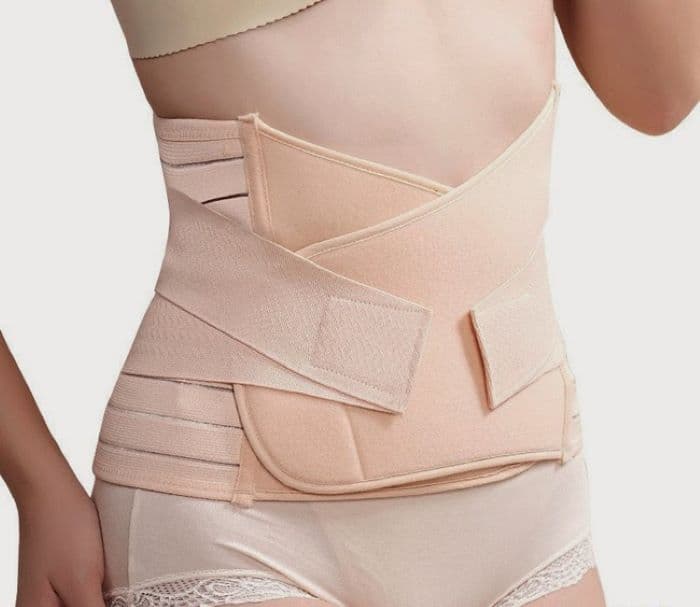 Để nịt bụng an toàn, hiệu quả mẹ nên đợi khi vết mổ lành hẳn, không còn cảm giác đau khi sờ vào