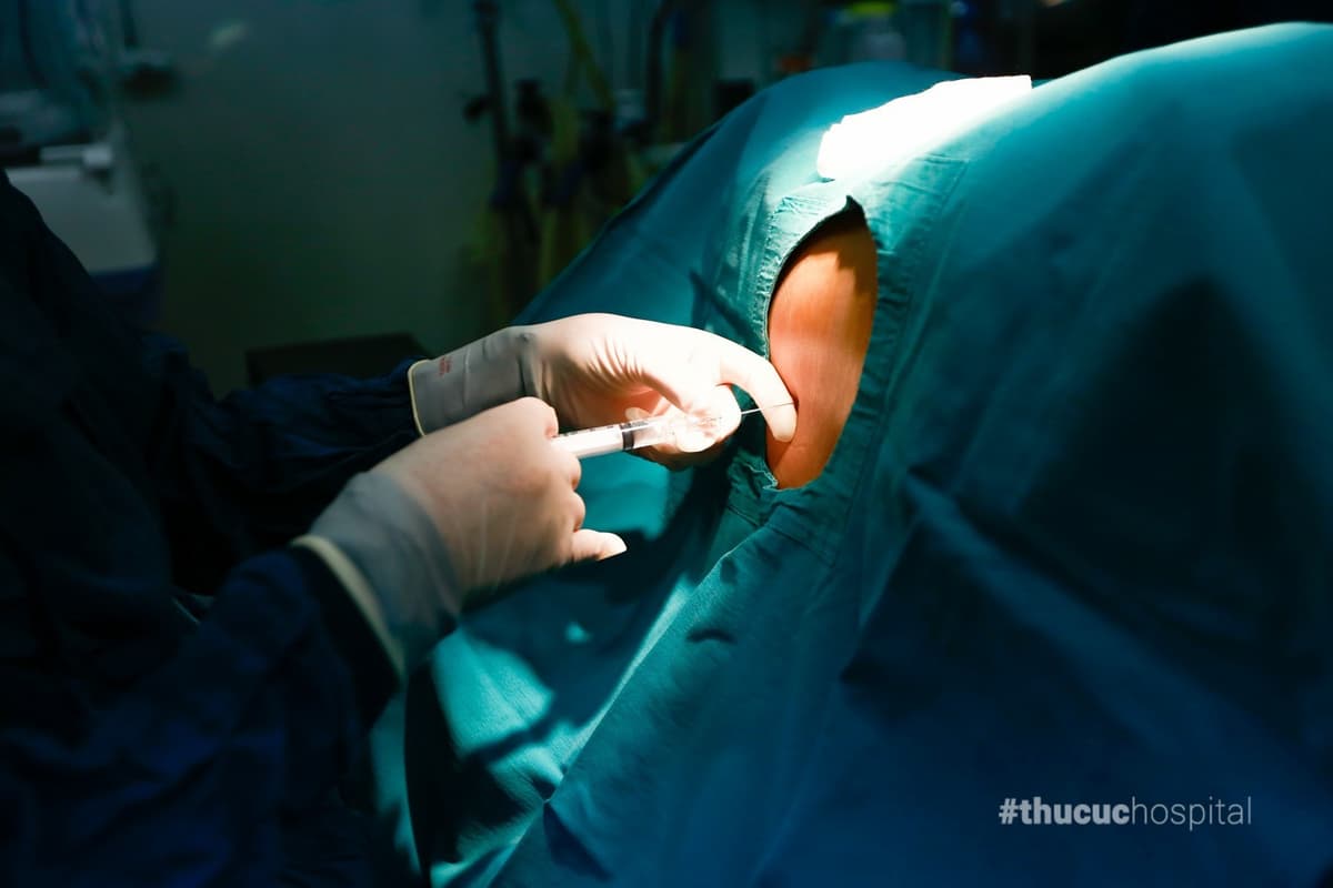 Sản phụ được thực hiện gây tê hoặc gây mê tùy thuộc tình trạng cụ thể.