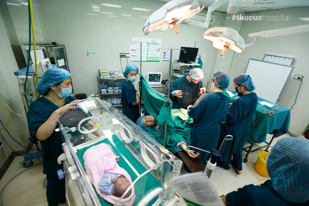 Sau khi em bé ra đời, mẹ được thực hiện những công đoạn cuối cùng của cuộc phẫu thuật.