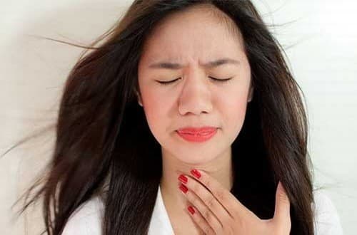 Polyp dây thanh gây đau họng, khàn tiếng