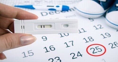 Những ngày đầu, khi mà siêu âm chưa hiển thị kết quả chính xác, chị em có thể dùng que thử thai để xác định. 