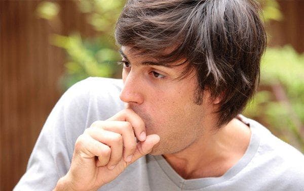 Ho khan hoặc ho có đờm, đau rát cổ họng... là một trong những triệu chứng thường gặp của viêm họng mạn tính