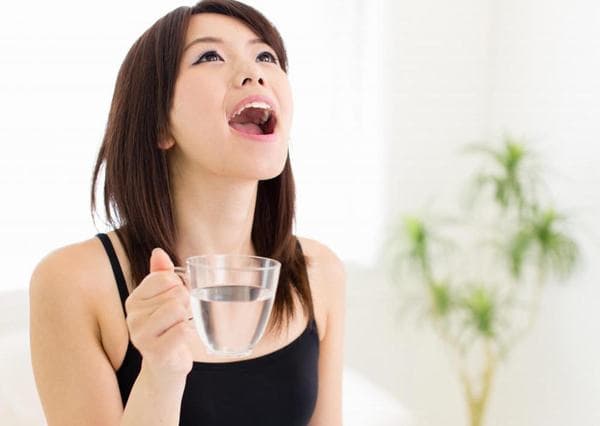 Ngoài việc dùng thuốc điều trị viêm họng mạn tính theo chỉ định của bác sĩ, người bệnh cần chú ý vệ sinh họng sạch sẽ hàng ngày