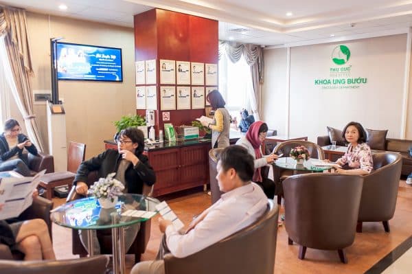 Khoa Ung bướu - bệnh viện Thu Cúc hợp tác với đội ngũ bác sĩ chuyên môn giỏi từ Singapore trong điều trị ung thư