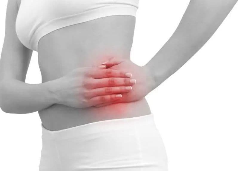 Chị em mắc viêm buồng trứng cấp tính có thể thấy đau bụng, đau xương hông, cảm giác đau hậu môn