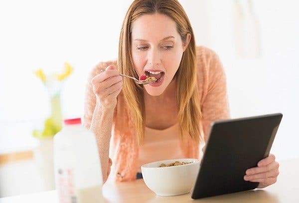 Thói quen vừa ăn vừa xem điện thoại, tivi không tốt cho tiêu hóa