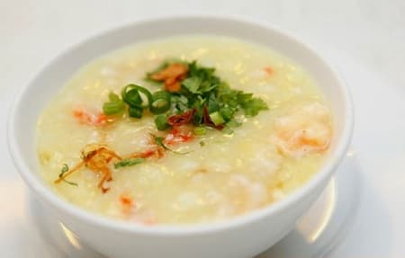 Cho bệnh nhân ăn thức ăn lỏng, mềm, dễ tiêu hóa như cháo, soup, nước trái cây...