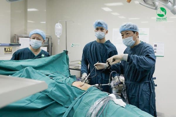 Bệnh viện Thu Cúc có đội ngũ bác sĩ giỏi sẽ giúp ca mổ sỏi thận diễn ra an toàn, nhanh chóng, hạn chế đau đớn