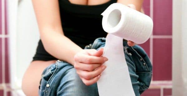 Đi ngoài phân có máu do rất nhiều nguyên nhân, từ bệnh lý thông thường đến ung thư