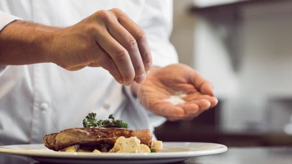 Khi lượng natri bạn nạp vào cơ thể tăng cao sẽ kéo theo gia tăng thận bài tiết canxi, hình thành sỏi. 