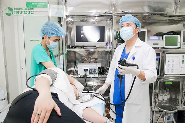 Bác sĩ Bệnh viện Thu Cúc đang tiến hành nội soi thực quản - dạ dày cho người bệnh