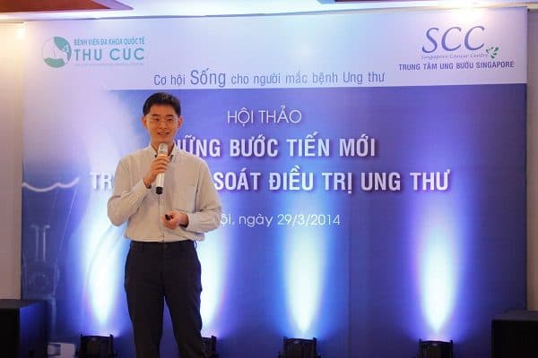 TS. BS Zee Ying Kiat trực tư vấn điều trị ung thư tại Bệnh viện Thu Cúc