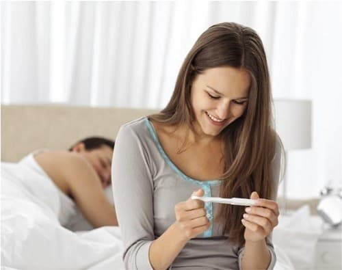 Thử thai tại nhà bằng que thử cũng rất được các chị em sử dụng.