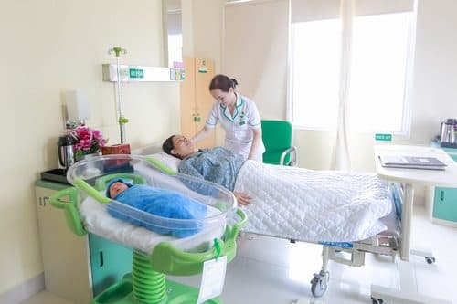 Sinh mổ bao lâu thì đi cầu thang?