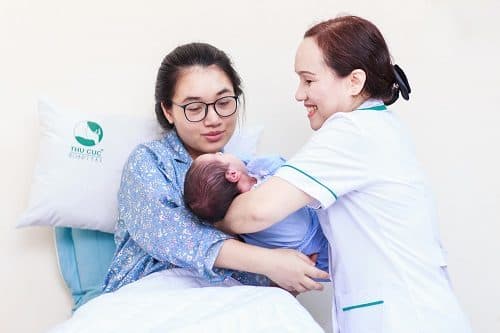 Mẹ sau sinh hưởng quyền lợi chăm sóc riêng theo chế độ của bệnh viện.