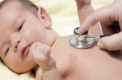 trẻ nôn ra dịch màu vàng