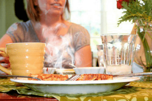 Người bệnh cần chú ý ăn chậm, uống chậm, tránh những thực phẩm cay nóng