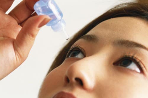 Thăm khám và chăm sóc mắt đúng theo chỉ định của bác sĩ chuyên khoa