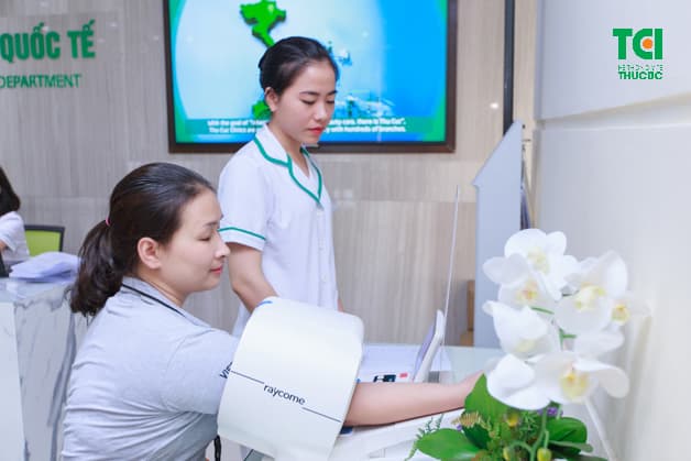 Kiểm tra huyết áp.