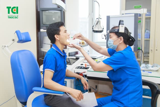 Khám tai mũi họng.