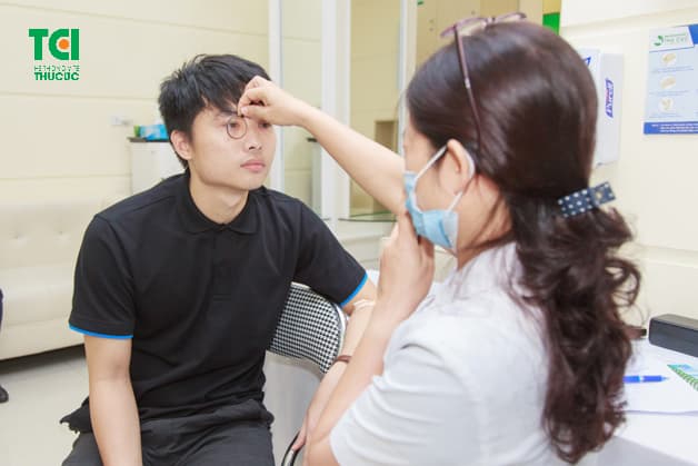 Khám mắt kiểm tra thị lực.