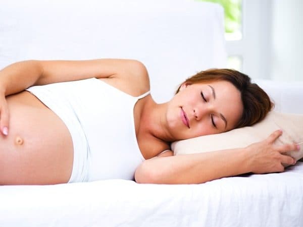 Nằm nghiêng bên trái là tư thế ngủ tốt nhất cho bà bầu