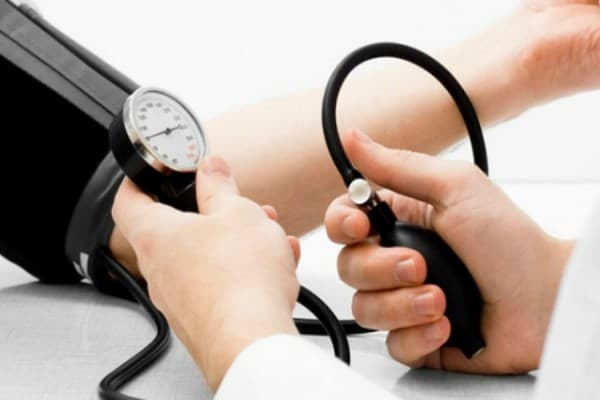 Bạn cần làm gì khi huyết áp thấp?