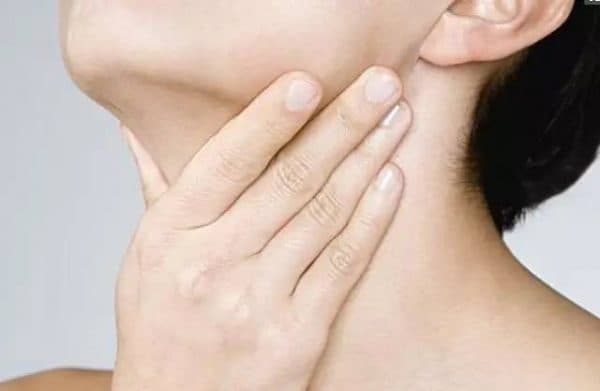 Nếu cổ bị sưng lên, giọng nói khàn,... rất có thể bạn mắc các vấn đề về tuyến giáp